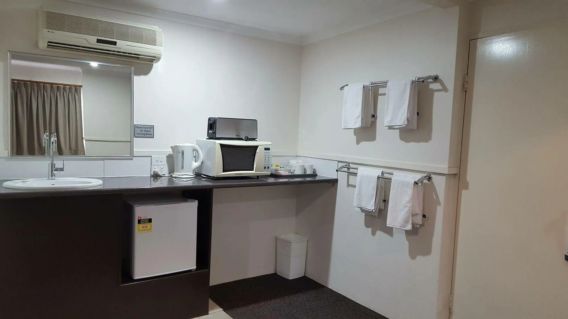 The Commercial Hotel Motel Chinchilla